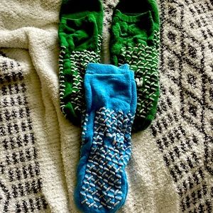 Lot of hospital socks, 2 size M, 1 size L